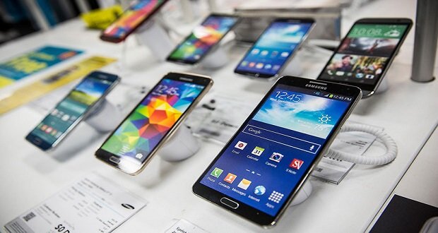 گزارش) قیمت موبایل سرگردان در تب نوسانات ارزی/ چرا نمی‌توانیم در داخل کشور تلفن همراه تولید کنیم؟