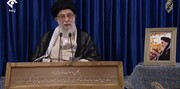 کدام بخش از وصیتنامه امام خمینی بر روی تریبون سخنرانی رهبر انقلاب درج شده بود؟
