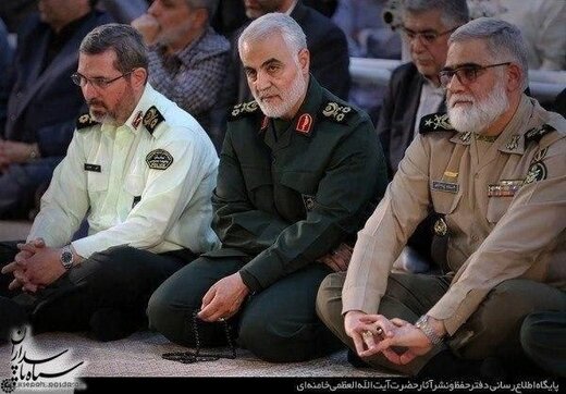 آخرین تصویر از حضور سردار سلیمانی در مراسم سالروز رحلت امام خمینی آخرین تصویر از حضور سردار سلیمانی در مراسم سالروز رحلت امام خمینی