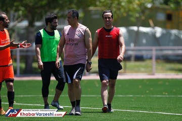 دیدار عادل فردوسی‌پور و علی کریمی در زمین فوتبال