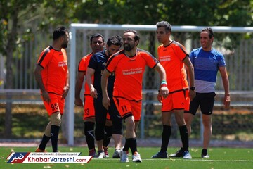 دیدار عادل فردوسی‌پور و علی کریمی در زمین فوتبال