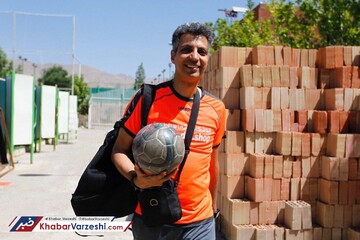 دیدار عادل فردوسی‌پور و علی کریمی در زمین فوتبال