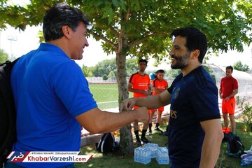 دیدار عادل فردوسی‌پور و علی کریمی در زمین فوتبال