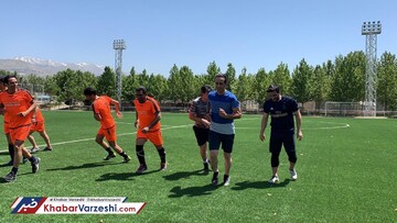 دیدار عادل فردوسی‌پور و علی کریمی در زمین فوتبال
