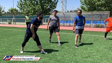 دیدار عادل فردوسی‌پور و علی کریمی در زمین فوتبال