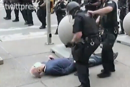 ببینید | رفتار وحشیانه پلیس نیویورک با معترض 75 ساله