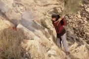 ببینید | تلاش شیرزن بختیاری برای غلبه بر آتش در کوه‌های اندیکای خوزستان