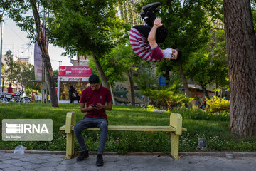 به‌دنبال افتخار در کف خیابان‌ها