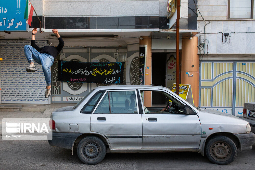 به‌دنبال افتخار در کف خیابان‌ها