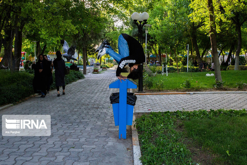 به‌دنبال افتخار در کف خیابان‌ها