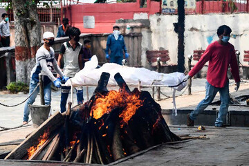 ببینید | سوزاندن قربانیان کرونا در هند