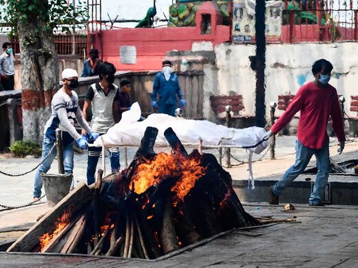 سوزاندن قربانیان کرونا در هند
