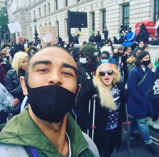حضور مدونا با پاهای آسیب‌دیده در جمع معترضان لندن 
