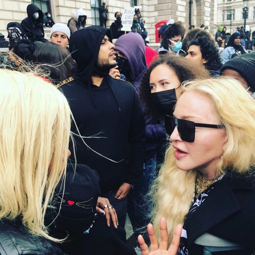 حضور مدونا با پاهای آسیب‌دیده در جمع معترضان لندن 