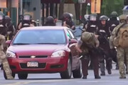 ببینید | حمله افسران پلیس آمریکا با چاقو به خودروی معترضان!