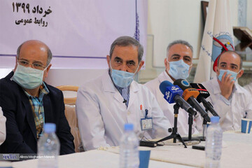رونمایی از جدیدترین داروی مبارزه با کرونا با حضور علی اکبر ولایتی و فرمانده ستاد مبارزه با کرونا استان تهران