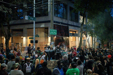 عکس | این تابلو و این جمعیت سیاتلی باعث خشم شدید ترامپ شد!