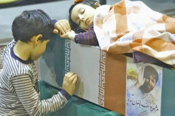 عکس | خواب آرام دختر روی تابوت پدر