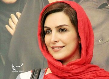 بوسه «ماه‌چهره خلیلی» بر صورت بانوی فقید سینمای ایران/ عکس