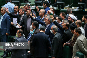 روزنامه جمهوری اسلامی:حتما نمایندگان مجلس از بیانات رهبرانقلاب دریافته اند که نباید با دولت کشتی بگیرند