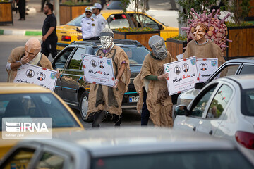 عکس | ایده خلاقانه گروه‌های تئاتر خیابانی در کرمانشاه برای هشدار کرونایی، پشت چراغ قرمزها