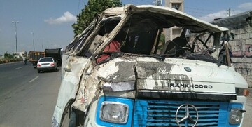 تصادف شدید مینی‌بوس و وانت در شرق تهران یک کشته به جا گذاشت