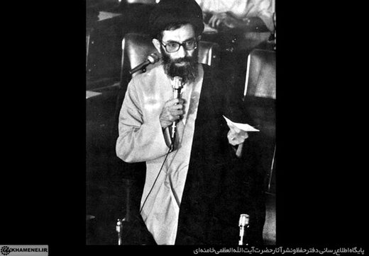 ۲ تصویر ویژه و کمتر دیده شده از رهبر انقلاب در جلسه عدم کفایت بنی صدر ۲ تصویر ویژه و کمتر دیده شده از رهبر انقلاب در جلسه عدم کفایت بنی صدر