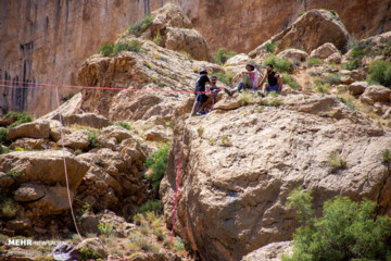 تصاویر | اوج هیجان با ورزشی در بین صخره‌ها و دره‌ها
