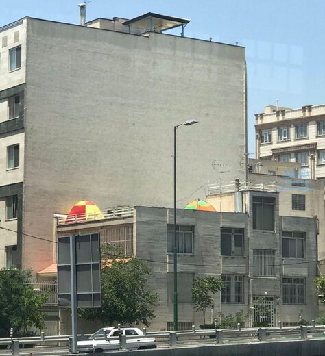 ببینید | تصویری از پدیده تلخ پشت‌بام‌خوابی در تهران