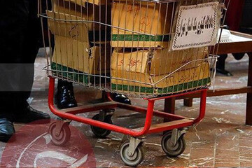 ببینید | تصویری از حجم پرونده اکبر طبری که با گاری به دادگاه بردند