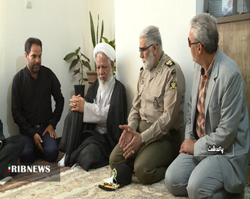 تصویری از دیدار امیر پوردستان با خانواده یکی از شهدای حادثه تلخ ناوچه کنارک