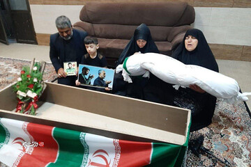 عکس | وداع یک مادر شهید مدافع حرم با پیکر فرزندش