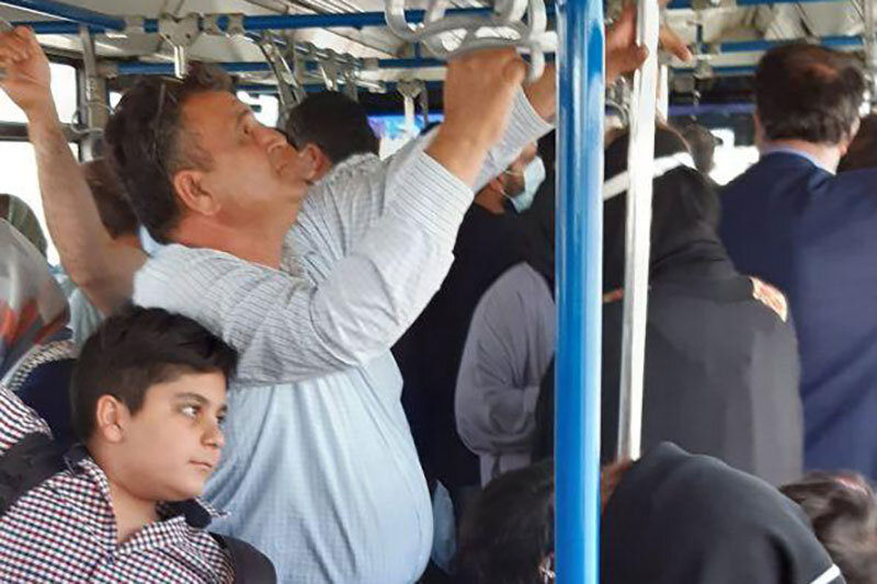 تصویری عجیب از مردم در اتوبوس های فرودگاه
