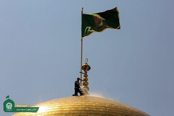 ببینید | شستشوی گنبد حرم مطهر رضوی در آستانه میلاد امام رضا(ع)