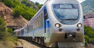 فردا نخستین قطار گردشگری با ۱۲۰ گردشگر وارد همدان می‌شود