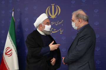 لبیک روحانی به توصیه ویژه رهبر انقلاب به مسئولان برای ماسک زدن +عکس