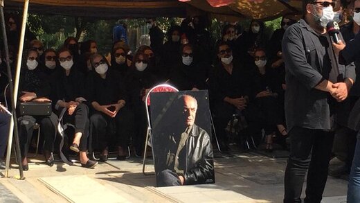عکس | افسانه بایگان با ماسک در مراسم خاکسپاری سیروس گرجستانی