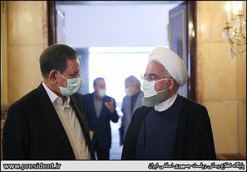 گفتگوی روحانی و جهانگیری در حاشیه جلسه ستاد اقتصادی دولت