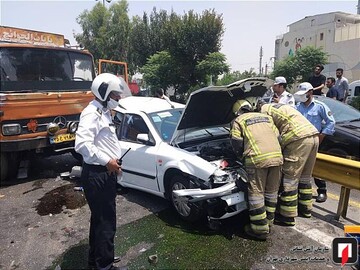 برخورد دو خودروی سبک و سنگین با یکدیگر در بزرگراه بسیج
