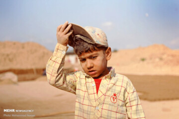 تصاویر | کار کوردکان در کنار تنور داغ کوره‌های آجرپزی در تابستان