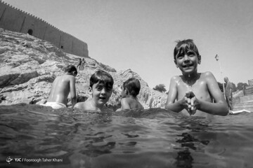 تصاویر | آب‌تنی در چشمه تاریخی تهران بدون ترس از کرونا