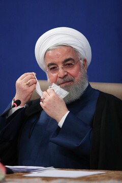 روحانی در حال زدن ماسک در جلسه دولت پس از پایان صحبتهایش