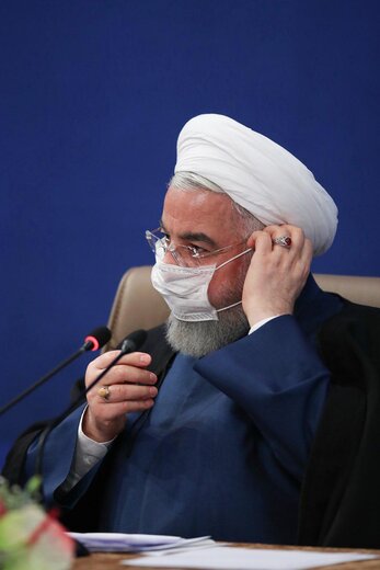 روحانی در حال زدن ماسک در جلسه دولت پس از پایان صحبتهایش