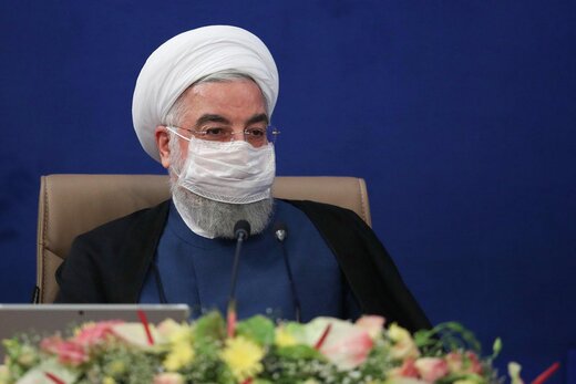 روحانی در حال زدن ماسک در جلسه دولت پس از پایان صحبتهایش