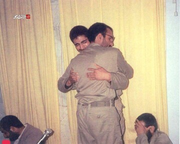 ببینید | تصویری کمتر دیده شده از لحظه وداع سردار شهید قاسم سلیمانی با همرزمانش