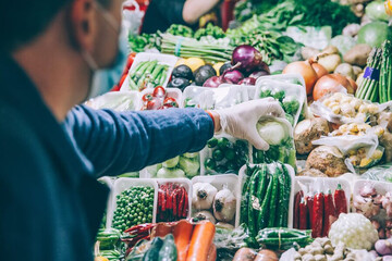 ببینید | استفاده از دستکش در خریدهای روزانه برای پیشگیری از کرونا مفید است؟