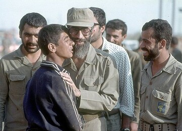 رهبر انقلاب در جبهه‌های دفاع مقدس از نگاه دوربین