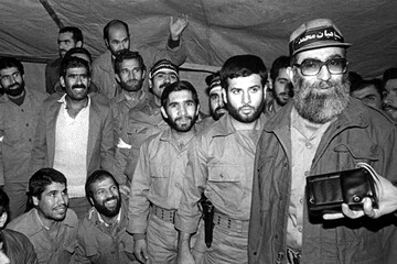 رهبر انقلاب در جبهه‌های دفاع مقدس از نگاه دوربین
