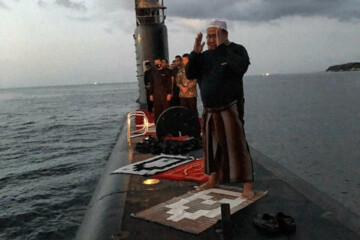 ببینید | اقامه نماز جماعت بر روی زیردریایی‌