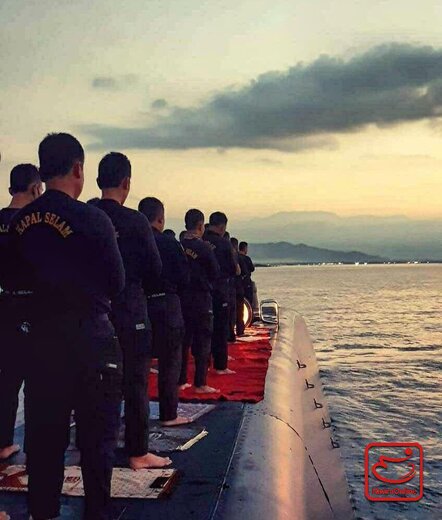 تصویر جالب از انجام فریضۀ نماز جماعت توسط خدمه یکی از زیردریایی‌های نیروی دریایی اندونزی